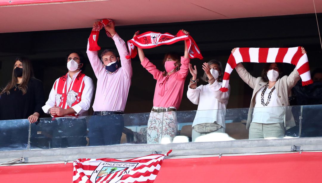 Familiares de la plantilla del Athletic Club en las gradas del estadio de La Cartuja de Sevilla Familiares de la plantilla del Athletic Club en las gradas del estadio de La Cartuja de Sevilla