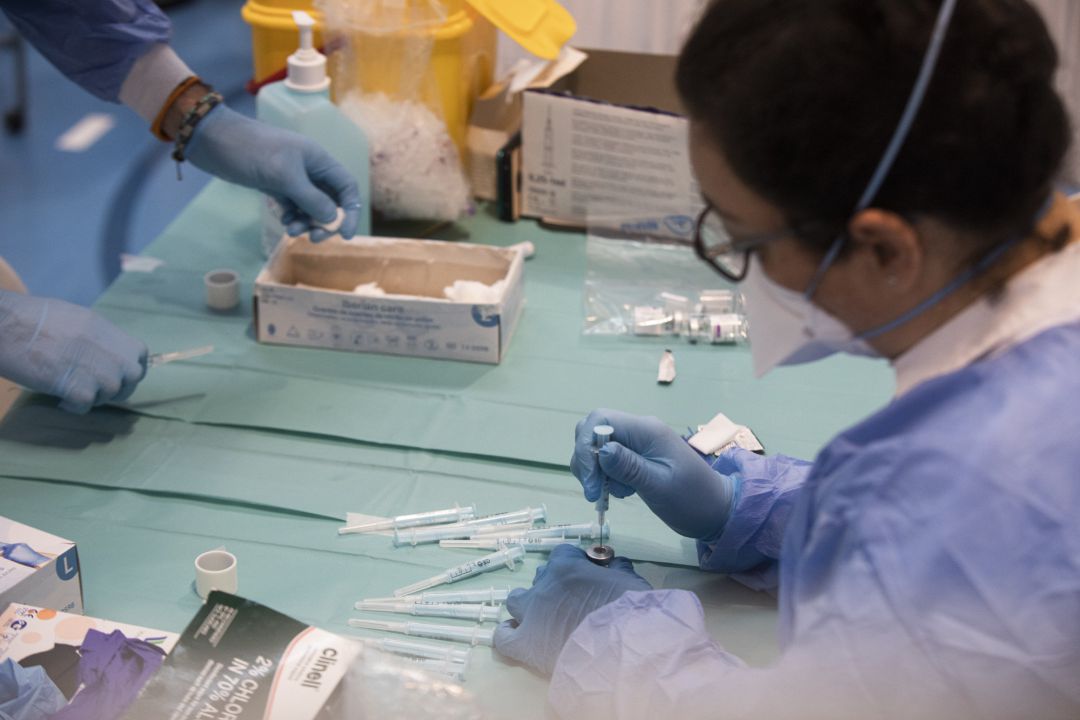 Una profesional sanitaria sostiene una jeringuilla con un vial de la vacuna contra la COVID-19 de AstraZeneca, foto de recurso Una profesional sanitaria sostiene una jeringuilla con un vial de la vacuna contra la COVID-19 de AstraZeneca, foto de recurso