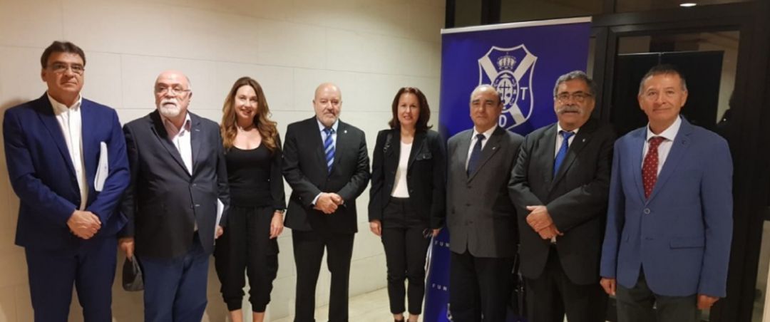Urbano Medina, primero por la derecha. Su nombre ya no aparece en el listado de altos cargos de la Fundación del CD Tenerife en la web de la organización. Urbano Medina, primero por la derecha. Su nombre ya no aparece en el listado de altos cargos de la Fundación del CD Tenerife en la web de la organización.