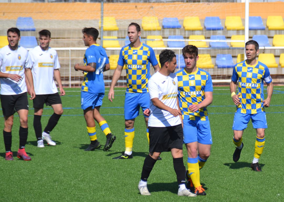 Jugadores del Dénia y Pedreguer durante un partido. Jugadores del Dénia y Pedreguer durante un partido.
