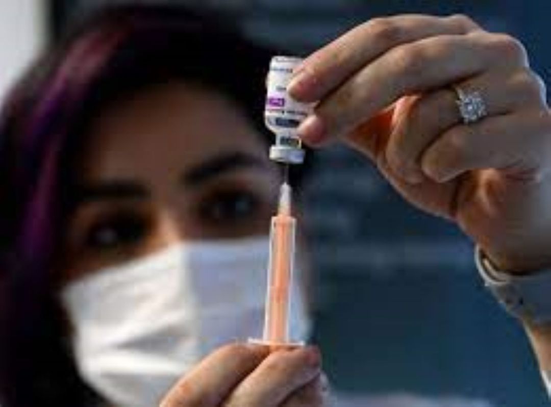 Una sanitaria prepara una vacuna para su administración Una sanitaria prepara una vacuna para su administración