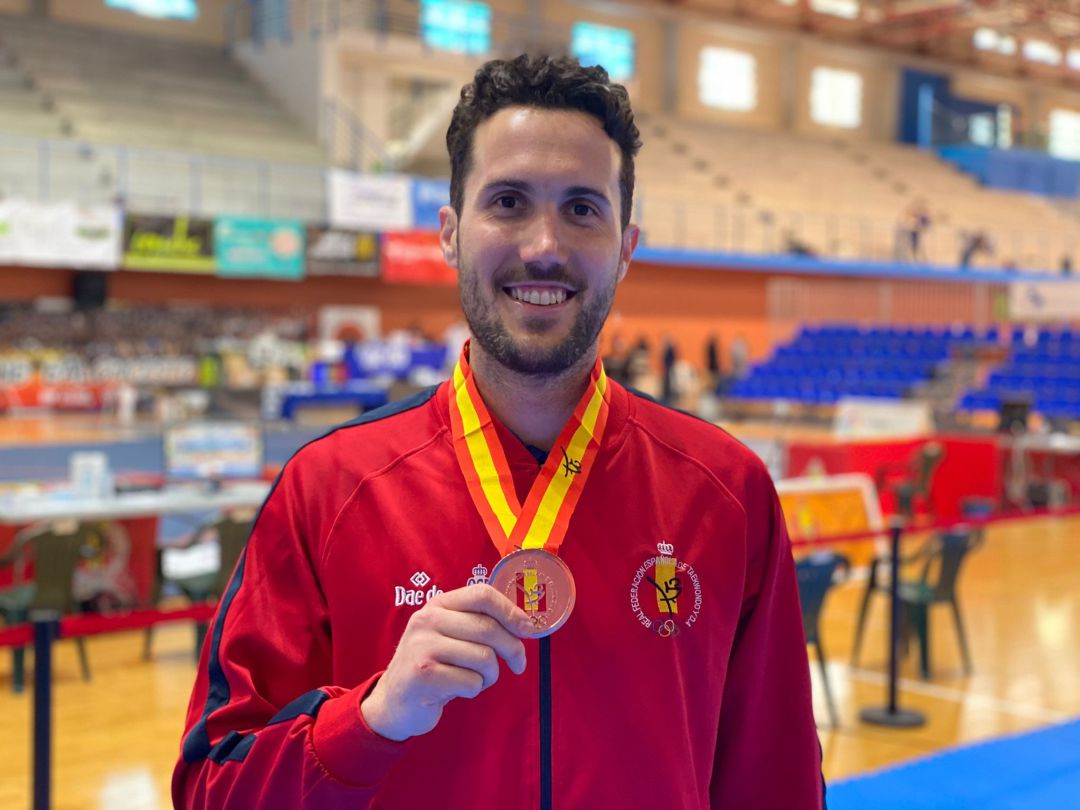 Raúl Martínez con el bronce que logró en el Open Internacional de España Raúl Martínez con el bronce que logró en el Open Internacional de España