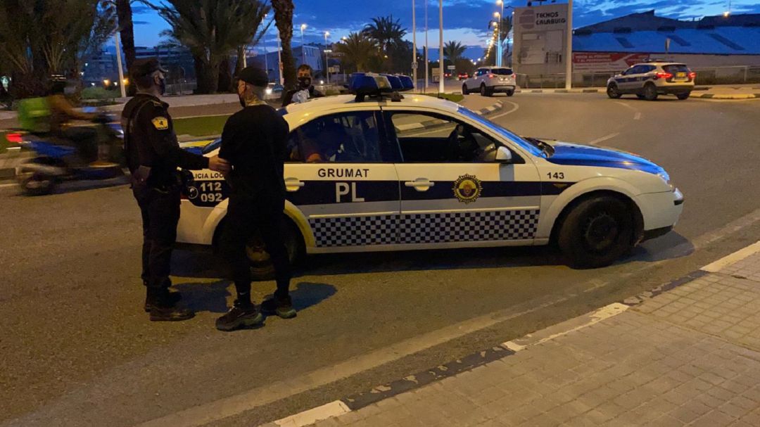 Varios agentes de la Policia Local en un control de seguridad Varios agentes de la Policia Local en un control de seguridad