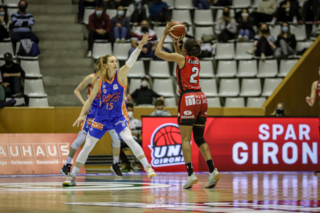 Adaora Elonu llançant a cistella davant de Laura Gil. Adaora Elonu llançant a cistella davant de Laura Gil.