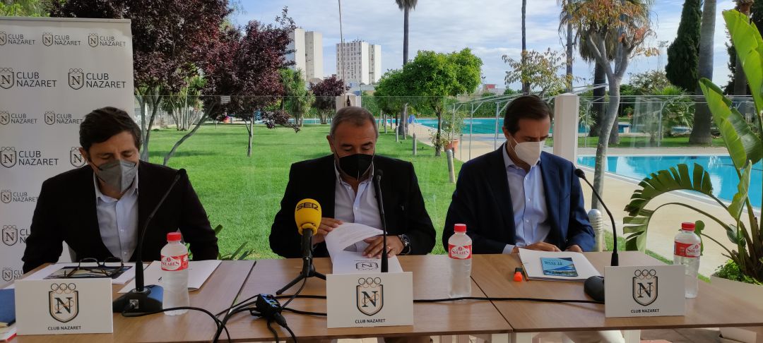 Manuel García Perdigones en el centro junto a Alejandro Villagrán y el arquitecto autor del proyecto, José Manuel Sánchez-Carrero León Manuel García Perdigones en el centro junto a Alejandro Villagrán y el arquitecto autor del proyecto, José Manuel Sánchez-Carrero León