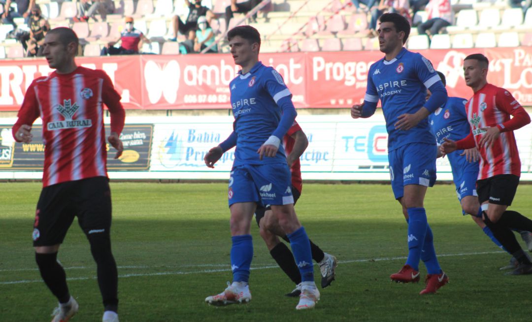 Álvaro López, junto a Montes, en el partido de su debut con la Cultural Álvaro López, junto a Montes, en el partido de su debut con la Cultural