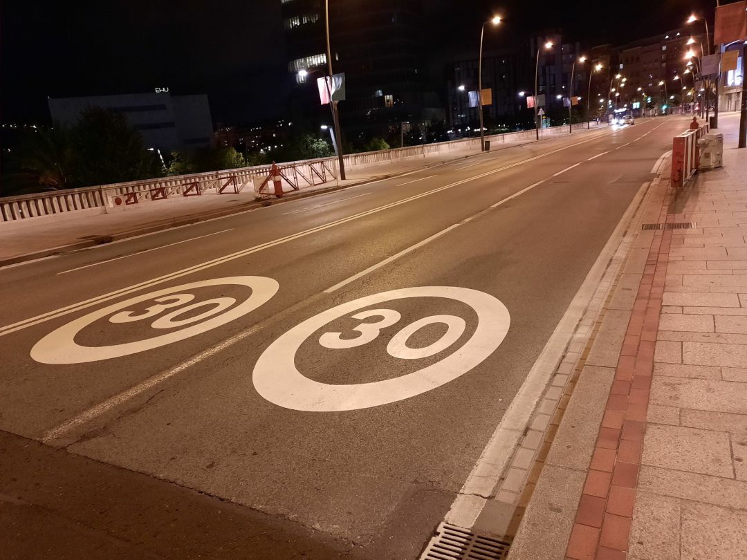 La Policía Local de de Lugo ha identificado a un varón de 27 años como el conductor que, tras realizar trompos y circular a gran velocidad La Policía Local de de Lugo ha identificado a un varón de 27 años como el conductor que, tras realizar trompos y circular a gran velocidad
