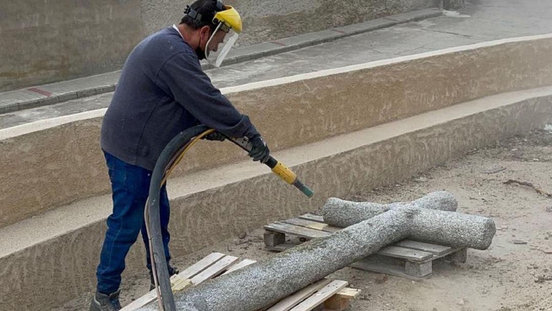 Labores de limpieza de la cruz que se colocará en unos días en Bobadilla del Campo Labores de limpieza de la cruz que se colocará en unos días en Bobadilla del Campo
