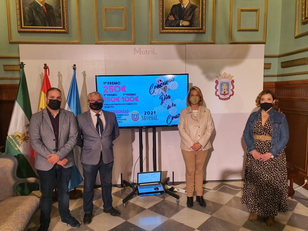 La alcaldesa de Motril, Luisa García Chamorro, durante la presentación de los actos del día de la cruz junto al concejal de fiestas, Alejandro Vilar, la concejala de comercio, Susana Peña y el vocal de la asociación de comerciantes, Francisco Feixas La alcaldesa de Motril, Luisa García Chamorro, durante la presentación de los actos del día de la cruz junto al concejal de fiestas, Alejandro Vilar, la concejala de comercio, Susana Peña y el vocal de la asociación de comerciantes, Francisco Feixas