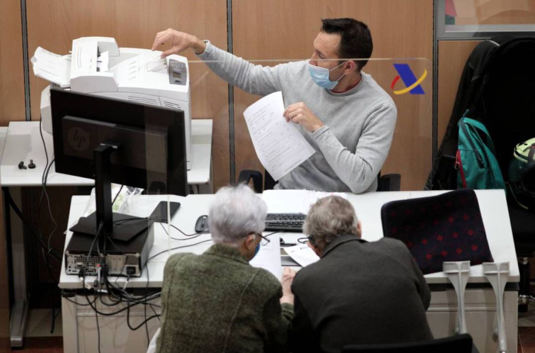 Un trabajador de la Oficina de la Agencia Tributaria. Un trabajador de la Oficina de la Agencia Tributaria.