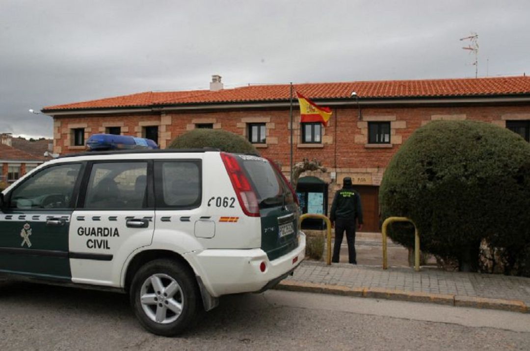 Detenidas dos personas por robar a una pareja de edad avanzada en un cajero automático de Villacastín Detenidas dos personas por robar a una pareja de edad avanzada en un cajero automático de Villacastín