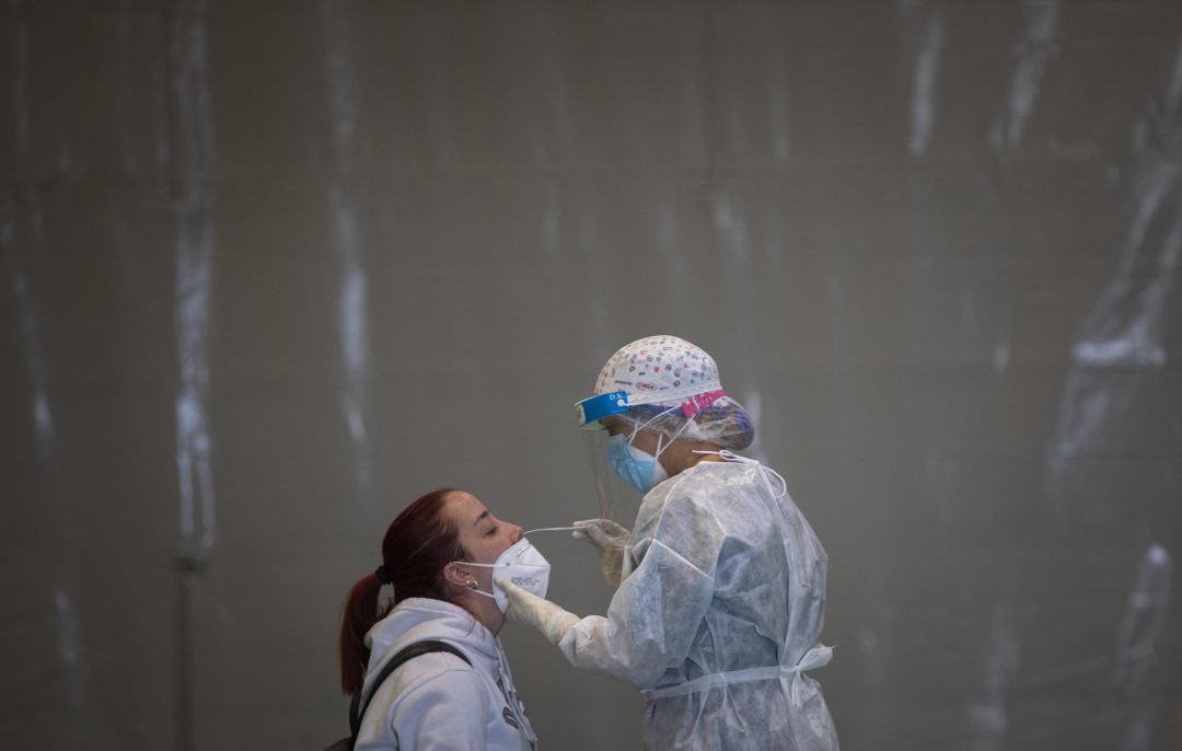 Sanitarios realizando pruebas de detección de la covid-19 con test de antígenos Sanitarios realizando pruebas de detección de la covid-19 con test de antígenos