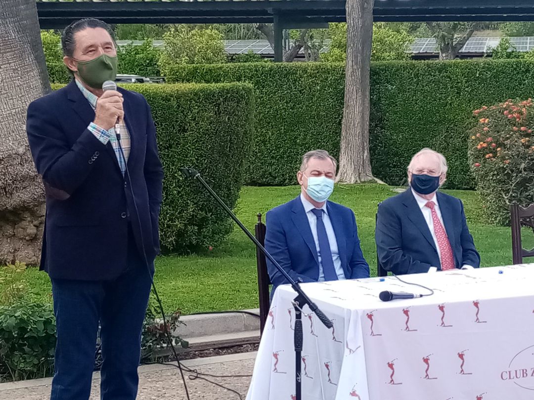 El maestro José Antonio Campuzano presenta 'Zaudín Tauromaquia' en presencia del alcalde de Tomares, José Luis Sanz, y el presidente del Club Zaudín, Juan Antonio López Olmo El maestro José Antonio Campuzano presenta 'Zaudín Tauromaquia' en presencia del alcalde de Tomares, José Luis Sanz, y el presidente del Club Zaudín, Juan Antonio López Olmo