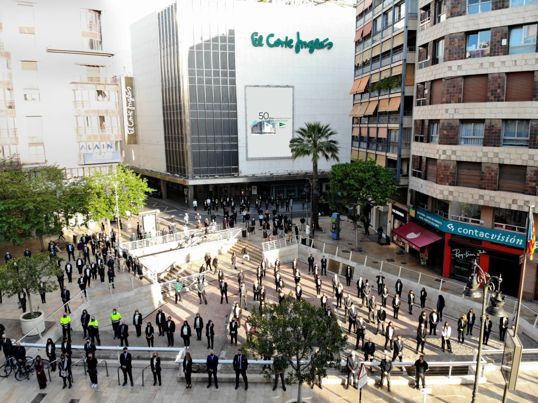 Una representación de la plantilla de El Corte Inglés de València posando frente al edificio de Pintor Sorolla, así como el logo del 50 Aniversario Una representación de la plantilla de El Corte Inglés de València posando frente al edificio de Pintor Sorolla, así como el logo del 50 Aniversario