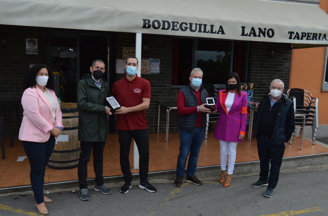La alcaldesa de Mos, Nidia Arévalo (segunda por la derecha), y el director general de RodaVigo, Nazario Correa (segundo por la izquierda), entregando medidores de CO2. La alcaldesa de Mos, Nidia Arévalo (segunda por la derecha), y el director general de RodaVigo, Nazario Correa (segundo por la izquierda), entregando medidores de CO2.
