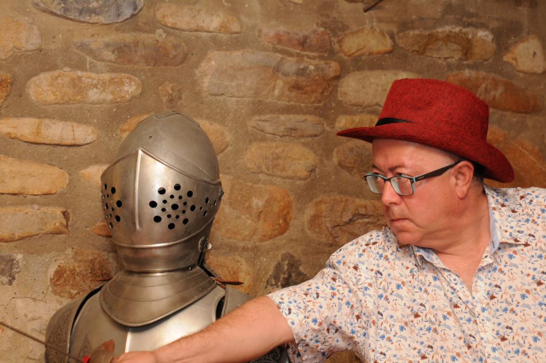 Curro Fatás junto a una armadura del castillo Curro Fatás junto a una armadura del castillo