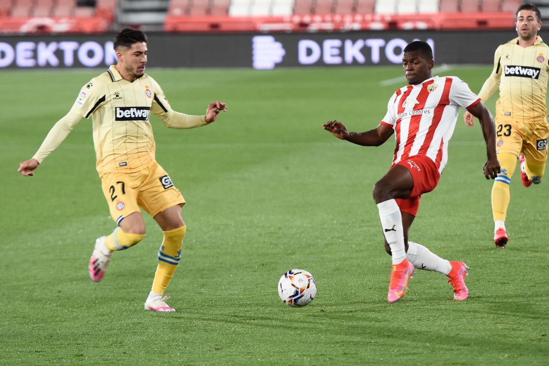Sergio Akieme y Óscar Gil en el Almería-Espanyol. Sergio Akieme y Óscar Gil en el Almería-Espanyol.