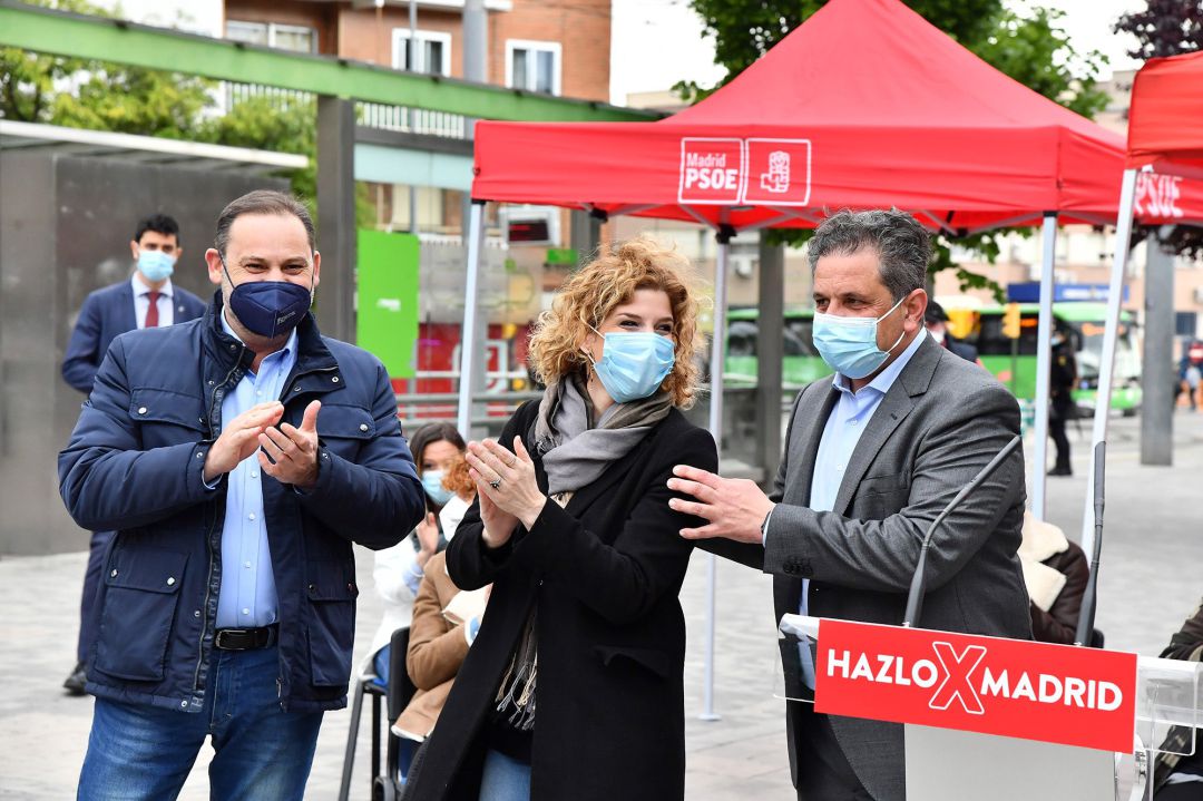 Ábalos (i) participó en un acto de campaña en Parla, junto a Hana Jalloul, número 2 de Ángel Gabilondo en las listas del PSOE, y del alcalde, Ramón Jurado. Ábalos (i) participó en un acto de campaña en Parla, junto a Hana Jalloul, número 2 de Ángel Gabilondo en las listas del PSOE, y del alcalde, Ramón Jurado.