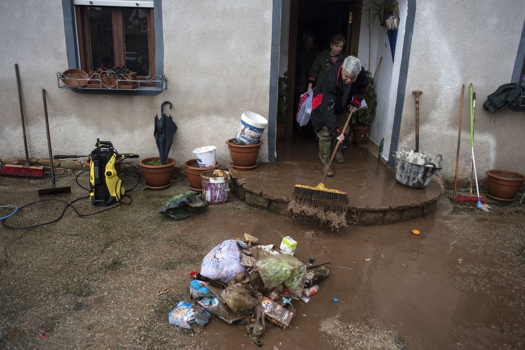 Vecinos de Villanueva de la Peña limpian su vivienda tras las inundaciones que se produjeron en enero de 2019. Vecinos de Villanueva de la Peña limpian su vivienda tras las inundaciones que se produjeron en enero de 2019.