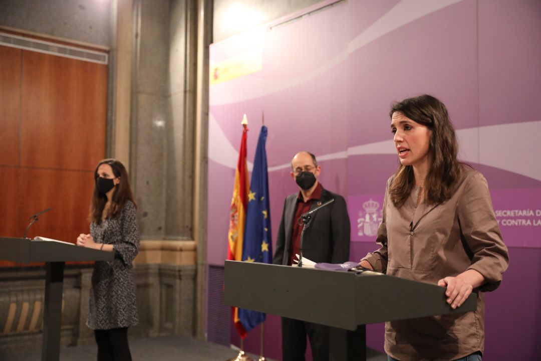 La ministra de Igualdad, Irene Montero (d), y la ministra de Derechos Sociales y Agenda 2030, Ione Belarra (i), en la rueda de prensa del 21 de abril. La ministra de Igualdad, Irene Montero (d), y la ministra de Derechos Sociales y Agenda 2030, Ione Belarra (i), en la rueda de prensa del 21 de abril.
