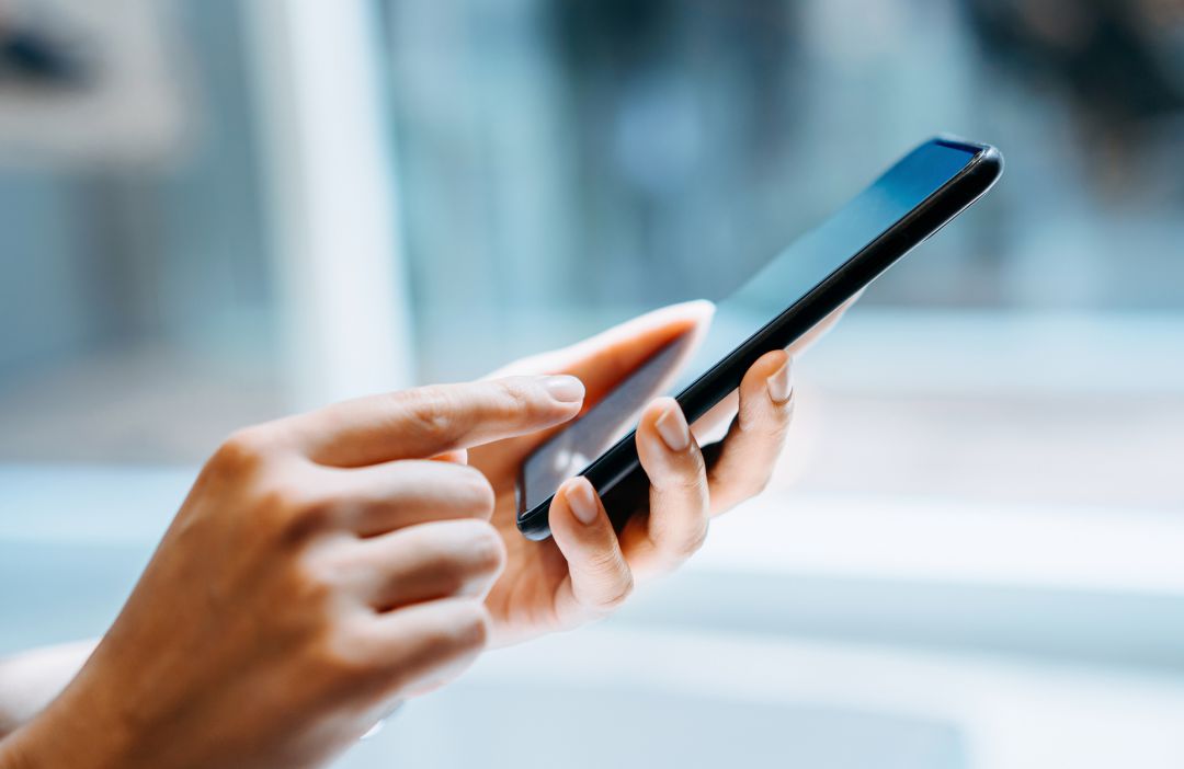 Una persona utilizando un teléfono móvil. Una persona utilizando un teléfono móvil.