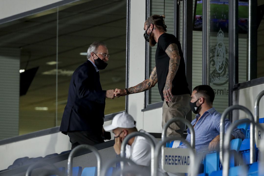 Saludo entre Florentino Pérez y Sergio Ramos Saludo entre Florentino Pérez y Sergio Ramos