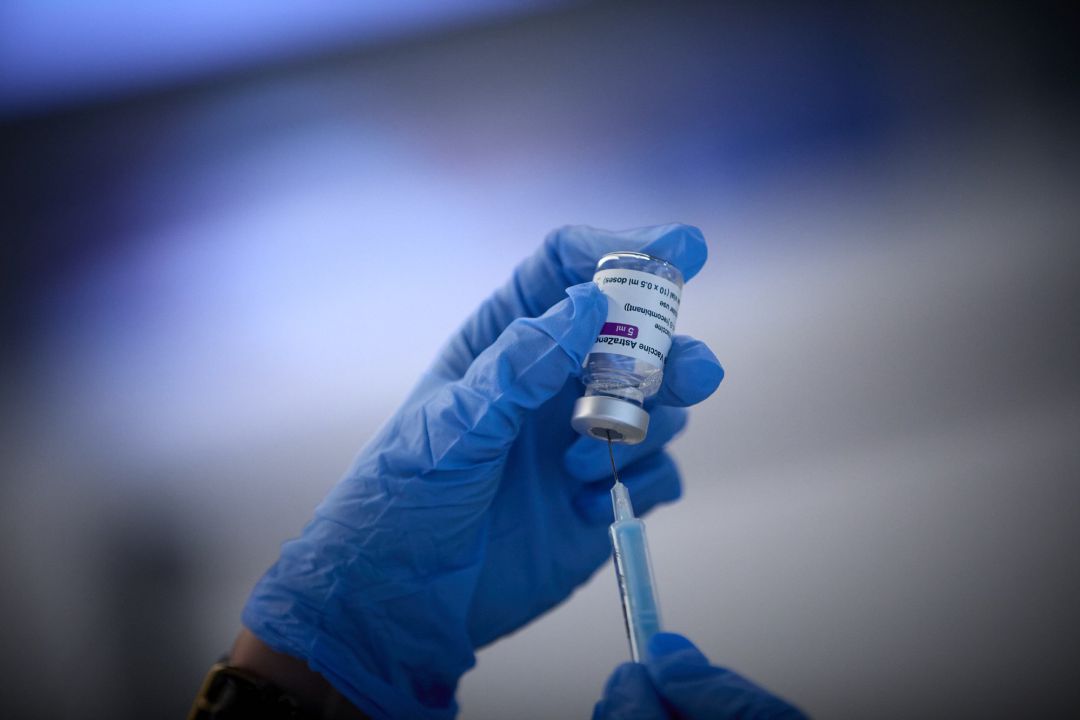 Una sanitaria prepara la vacuna de AstraZeneca contra la COVID-19 Una sanitaria prepara la vacuna de AstraZeneca contra la COVID-19