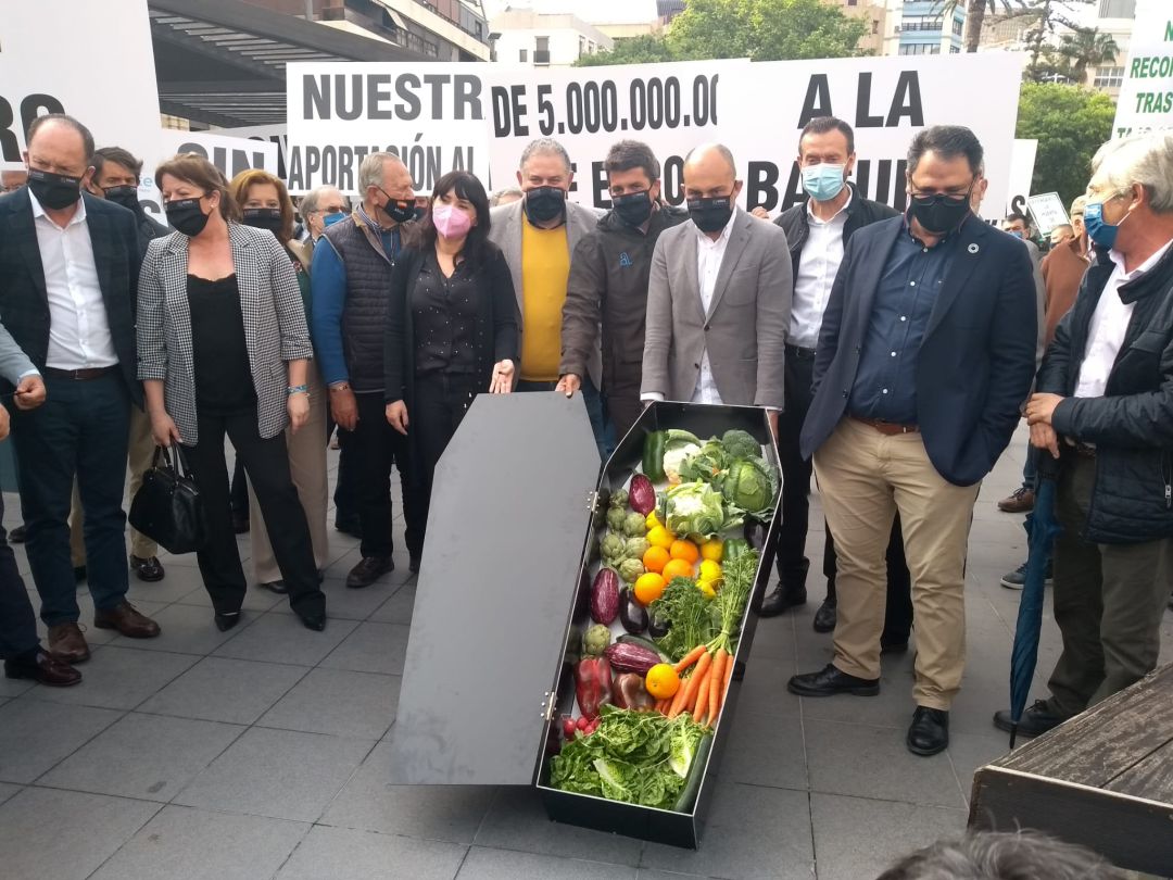 Alcaldes, agricultores, regantes y el presidente de la Diputación, se han concentrado en la Plaza de la Montañeta en la protesta '¡No al recorte del trasvase Tajo-Segura!' organizada por Asaja, SCRATS y Círculo del Agua. Alcaldes, agricultores, regantes y el presidente de la Diputación, se han concentrado en la Plaza de la Montañeta en la protesta '¡No al recorte del trasvase Tajo-Segura!' organizada por Asaja, SCRATS y Círculo del Agua.