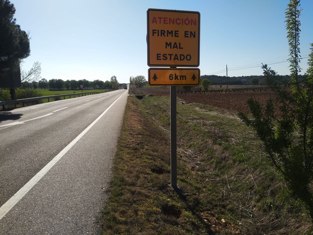 Numerosas señales verticales advierten del mal estado del firme en el tramo burgalés de la N-122 Numerosas señales verticales advierten del mal estado del firme en el tramo burgalés de la N-122