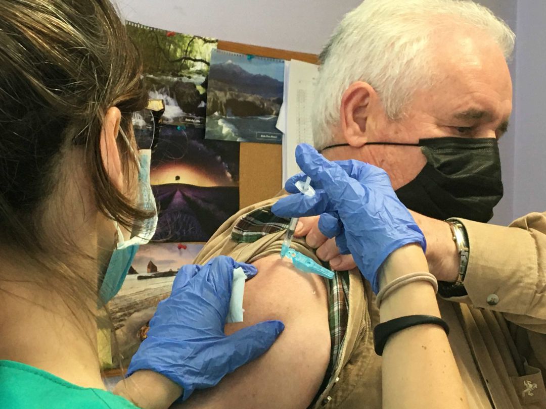 Vacunación con la fórmula de Janssen en el Centro de Salud de El Parque - Somió, en Gijón Vacunación con la fórmula de Janssen en el Centro de Salud de El Parque - Somió, en Gijón