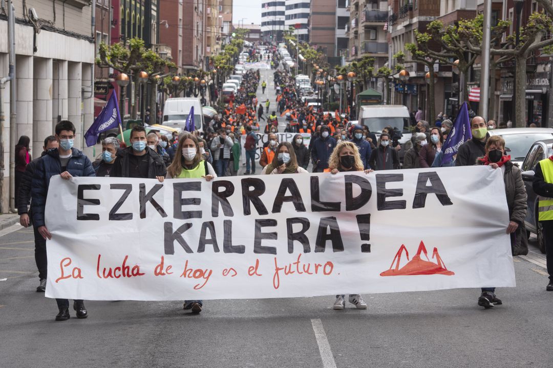 Varias personas participan en una manifestación contra el desmantelamiento industrial, el desempleo y la precariedad, a 17 de abril de 2021, en Sestao Varias personas participan en una manifestación contra el desmantelamiento industrial, el desempleo y la precariedad, a 17 de abril de 2021, en Sestao