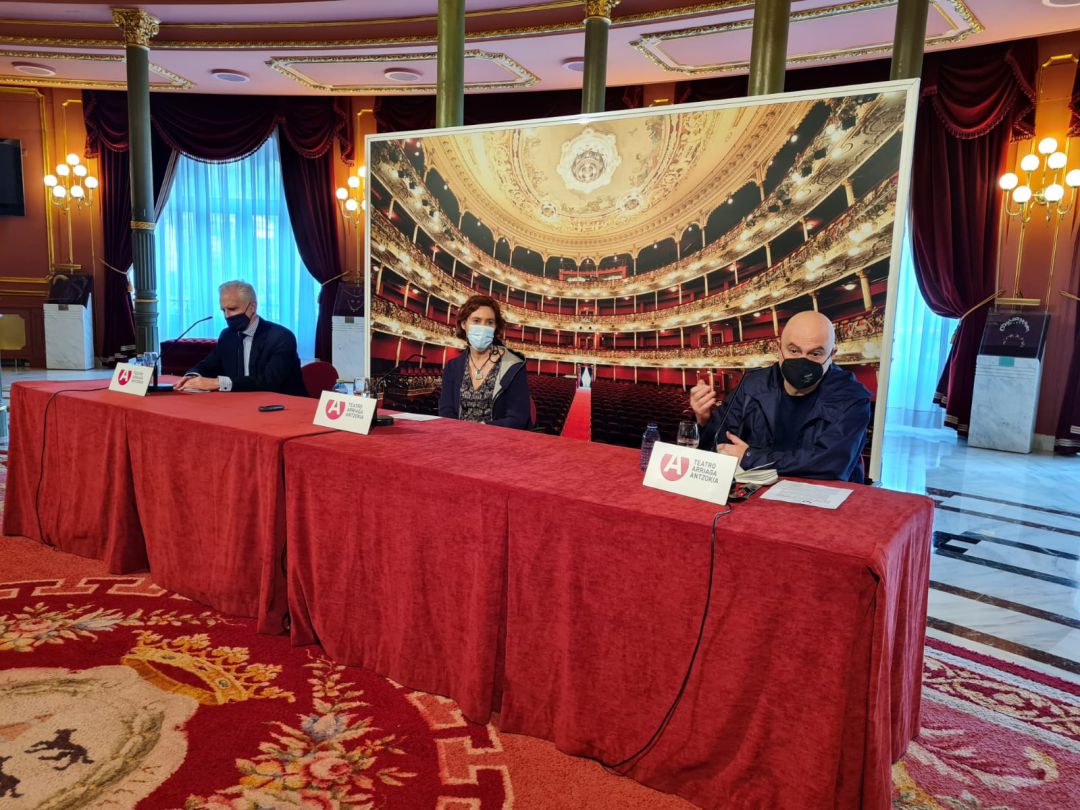 Juan Ignacio Vidarte, Director general del Guggenheim Bilbao, Amaia Arregi, alcaldesa en gunciones, y Calixto Bieito, Director Artístico del Arriaga, en la presentación de la programación especial de espectáculos basados en "los locos años veinte" Juan Ignacio Vidarte, Director general del Guggenheim Bilbao, Amaia Arregi, alcaldesa en gunciones, y Calixto Bieito, Director Artístico del Arriaga, en la presentación de la programación especial de espectáculos basados en "los locos años veinte"