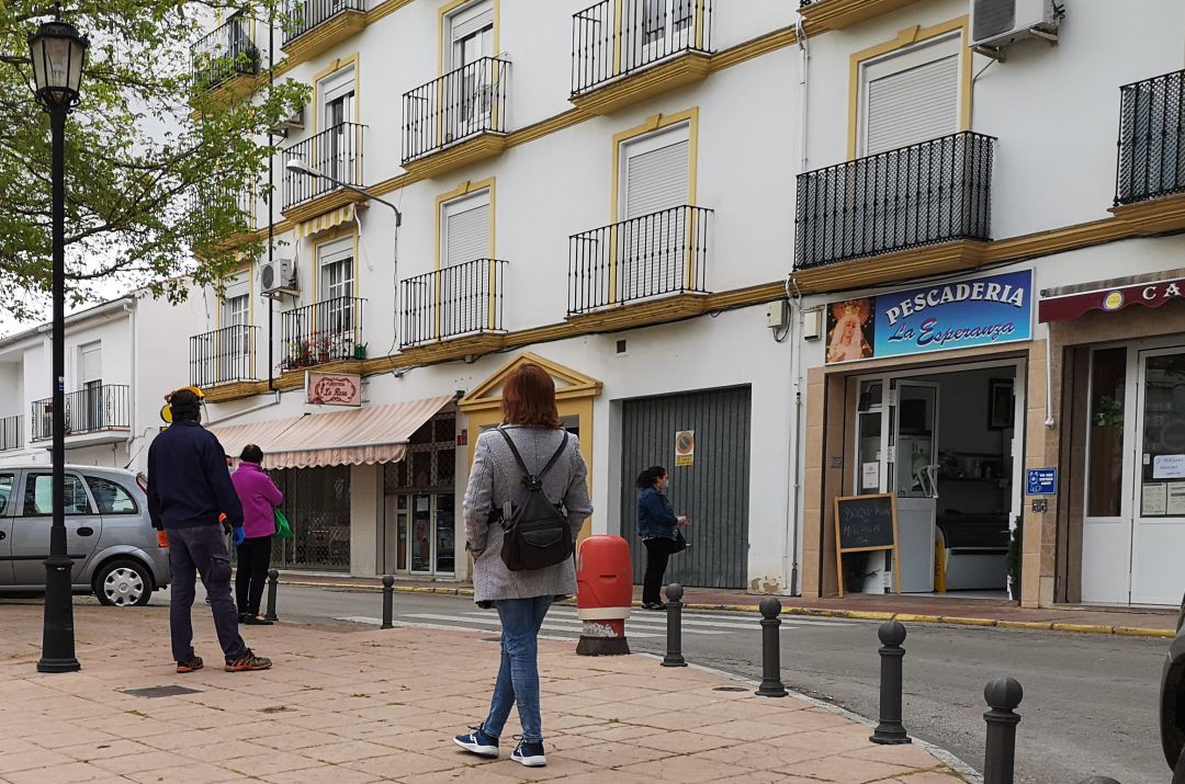 Vecinos a las puertas de un establecimiento comercial Vecinos a las puertas de un establecimiento comercial