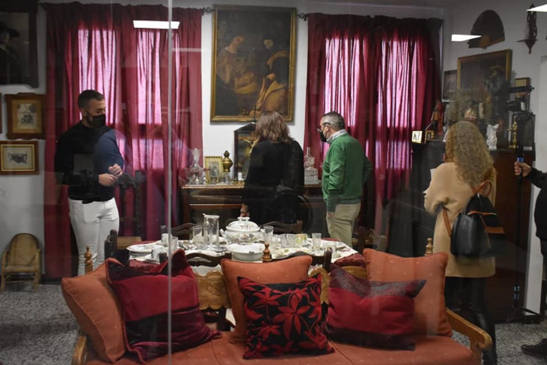 Momento de la visita, Ildefonso Alcalá explica a la alcaldesa, Mª Teresa García, alguna de las salas Momento de la visita, Ildefonso Alcalá explica a la alcaldesa, Mª Teresa García, alguna de las salas