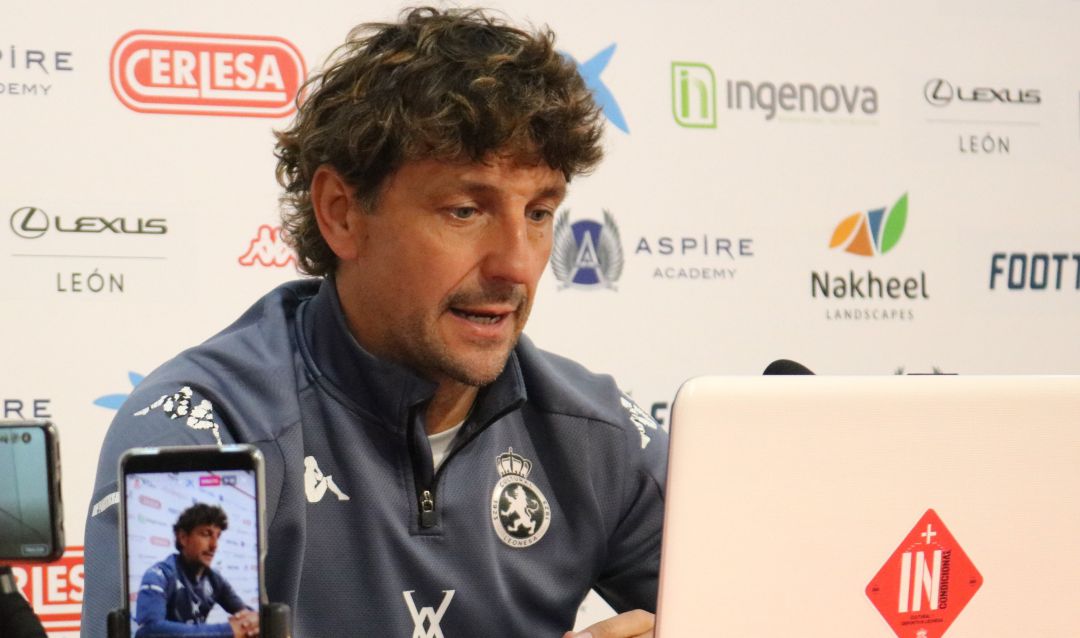 Idiakez, en su comparecencia semanal ante la prensa Idiakez, en su comparecencia semanal ante la prensa