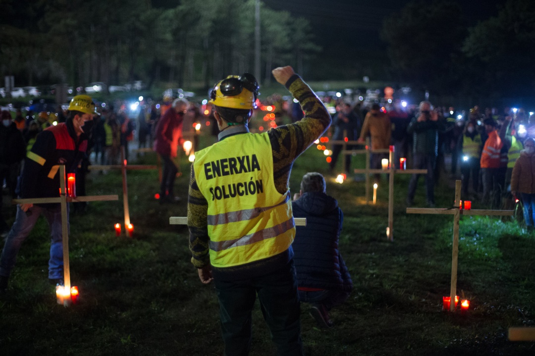 Un trabajador levanta el brazo como signo de protesta durante un velatorio nocturno simbólico convocado por la fábrica de Alcoa, en San Cibrao, A Mariña, Lugo. Un trabajador levanta el brazo como signo de protesta durante un velatorio nocturno simbólico convocado por la fábrica de Alcoa, en San Cibrao, A Mariña, Lugo.