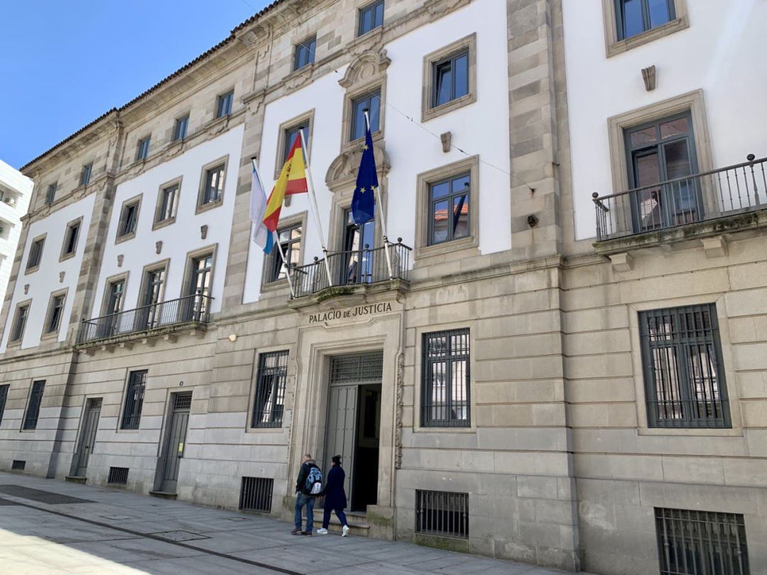Exterior de la Audiencia Provincial de Pontevedra Exterior de la Audiencia Provincial de Pontevedra