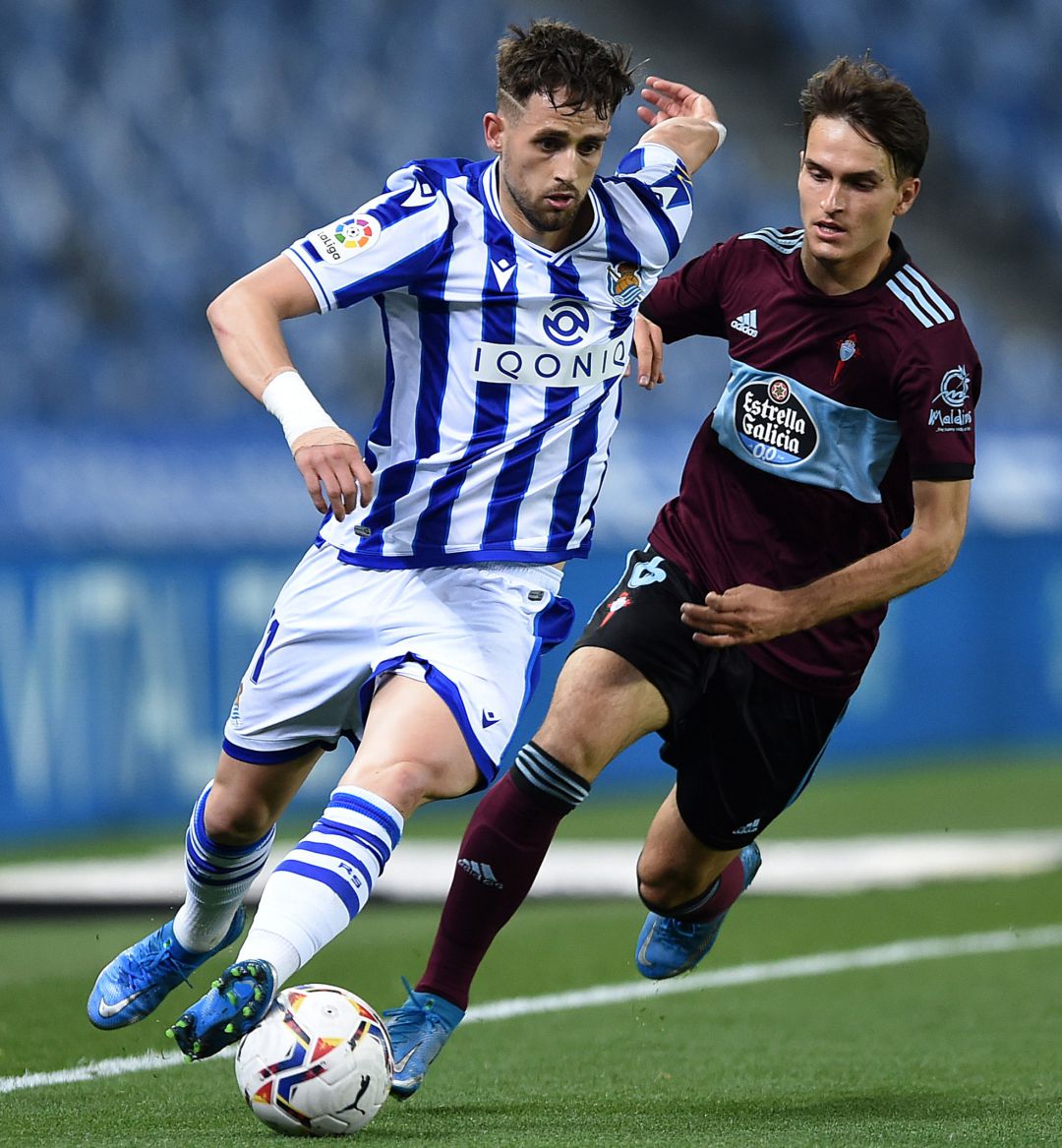 Januzaj, autor del segundo gol realista, se marcha en velocidad de Denis Suarez Januzaj, autor del segundo gol realista, se marcha en velocidad de Denis Suarez