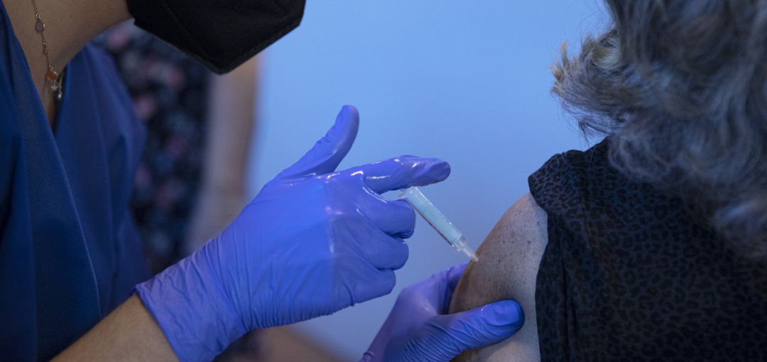 Una sanitaria vacuna a una mujer Una sanitaria vacuna a una mujer