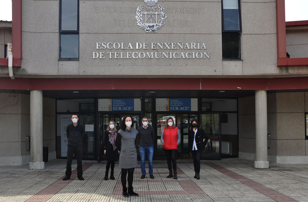 La directora de la Escola posando con su equipo directivo La directora de la Escola posando con su equipo directivo