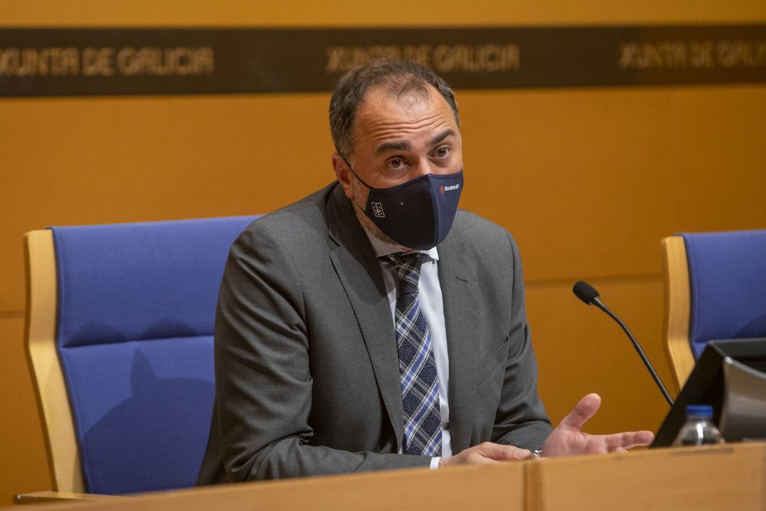 El conselleiro de Sanidade, Julio García Comesaña, en la rueda de prensa posterior al comité clínico.
El conselleiro de Sanidade, Julio García Comesaña, en la rueda de prensa posterior al comité clínico.