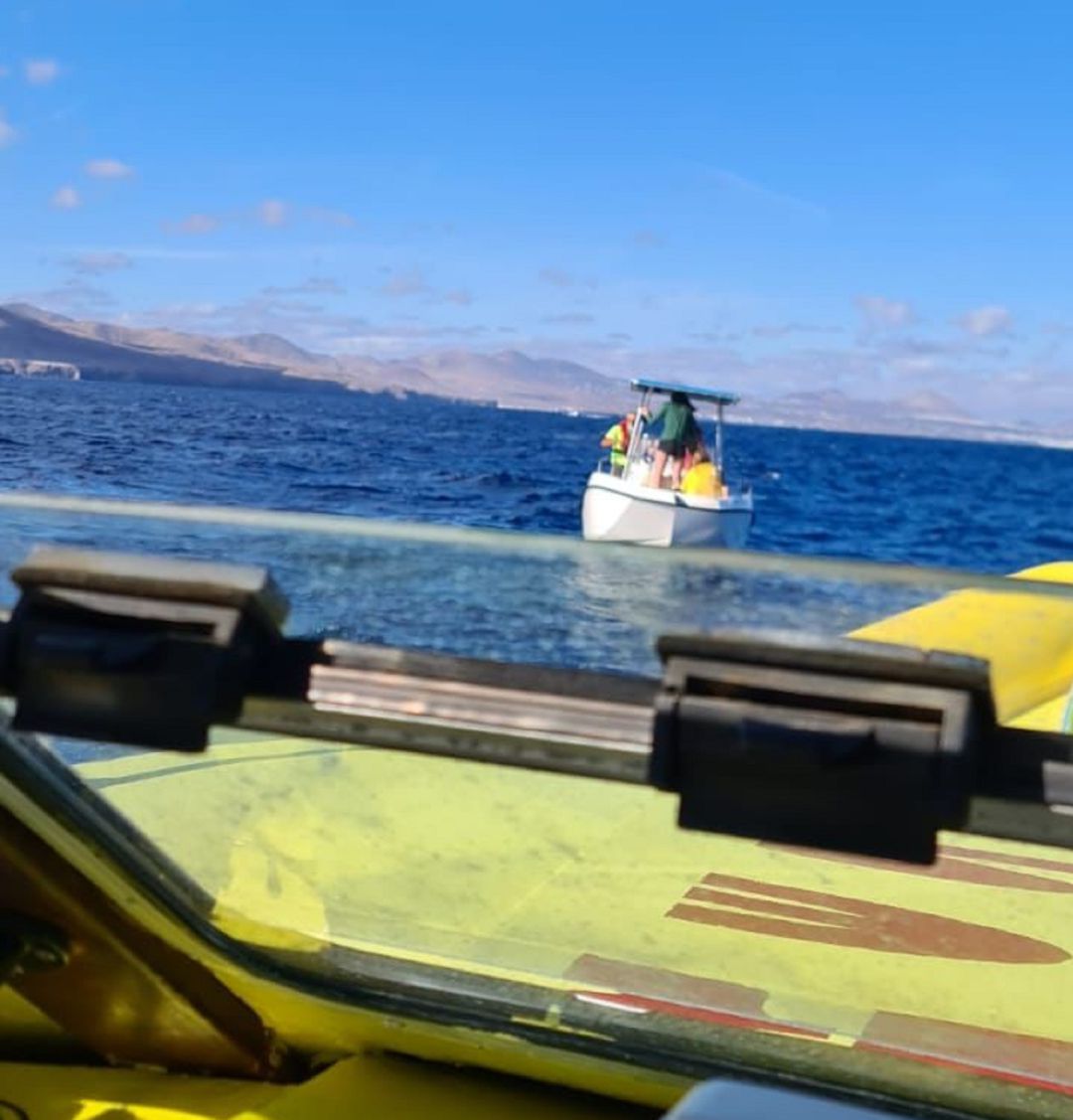 La embarcación de EMERLAN junto al barco a la deriva. La embarcación de EMERLAN junto al barco a la deriva.