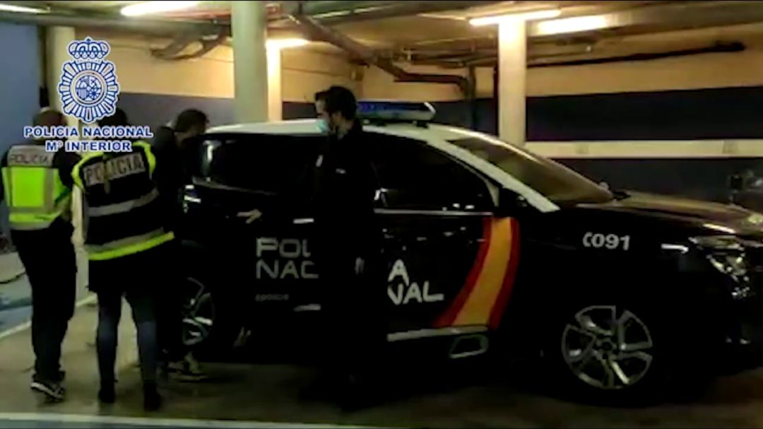Momento en el que un hombre es detenido por el delito de simulación de un robo Momento en el que un hombre es detenido por el delito de simulación de un robo