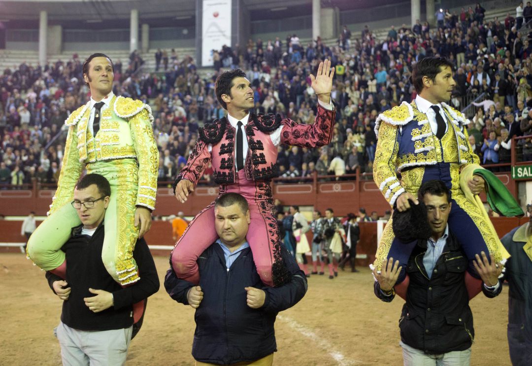 De izquierda a derecha, David Mora, Cayetano Rivera y Francisco Rivera salen a hombros de un festejo en La Cubierta en abril de 2016. De izquierda a derecha, David Mora, Cayetano Rivera y Francisco Rivera salen a hombros de un festejo en La Cubierta en abril de 2016.