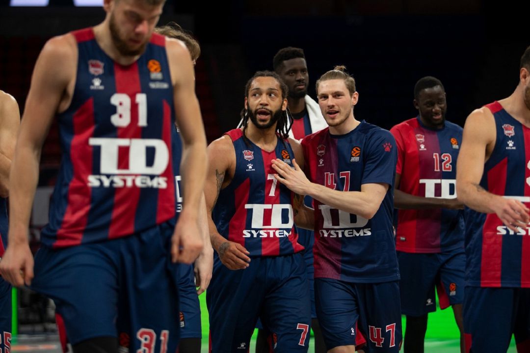 La plantilla del Baskonia celebra su última victoria en la Euroleague. La plantilla del Baskonia celebra su última victoria en la Euroleague.