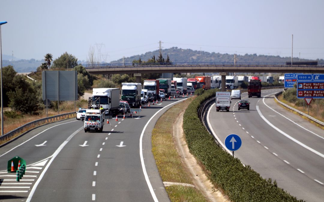 Cola en la autopista AP-7 provocada por los controles de movilidad de los Mossos d'Esquadra Cola en la autopista AP-7 provocada por los controles de movilidad de los Mossos d'Esquadra