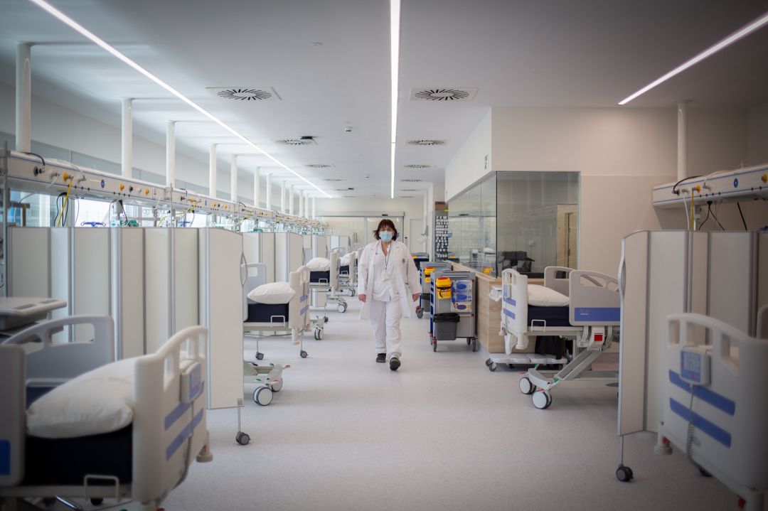 Una enfermera en el nuevo espacio polivalente del Hospital Moisès Broggi, a 20 de abril de 2021, en Sant Joan Despí, Barcelona Una enfermera en el nuevo espacio polivalente del Hospital Moisès Broggi, a 20 de abril de 2021, en Sant Joan Despí, Barcelona