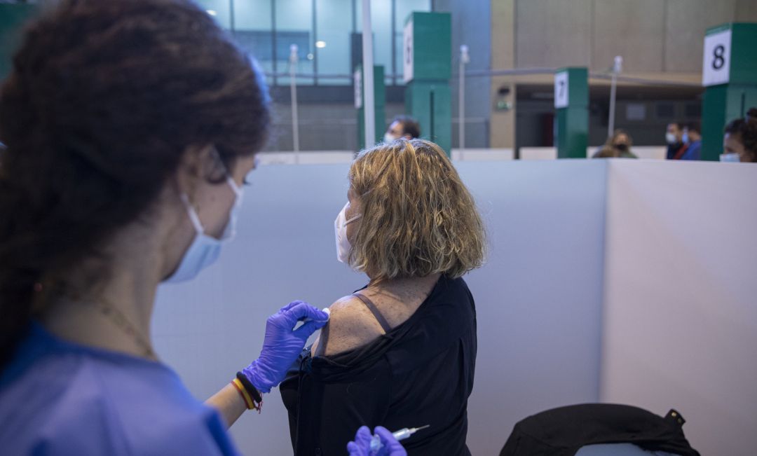 Una sanitaria vacuna a una mujer durante la jornada de vacunación. Una sanitaria vacuna a una mujer durante la jornada de vacunación.