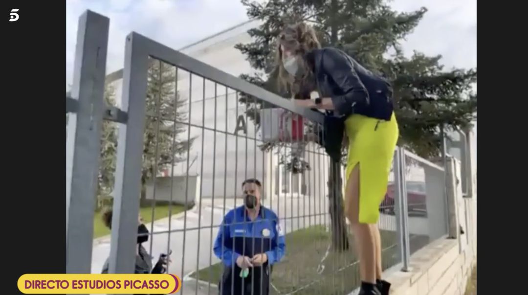 Paz Padilla intenta saltar la valla de los Estudios Picasso, en Villaviciosa de Odón. Paz Padilla intenta saltar la valla de los Estudios Picasso, en Villaviciosa de Odón.