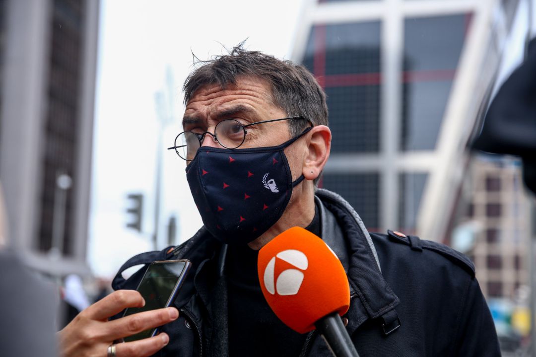 El cofundador de Podemos, Juan Carlos Monedero, a la salida de los Juzgados de Plaza de Castilla. Monedero ha acudido a declarar por la querella que presentó Vox contra él por delitos contra el honor al vincular en un vídeo a la formación con los crímenes del nazismo. El cofundador de Podemos, Juan Carlos Monedero, a la salida de los Juzgados de Plaza de Castilla. Monedero ha acudido a declarar por la querella que presentó Vox contra él por delitos contra el honor al vincular en un vídeo a la formación con los crímenes del nazismo.